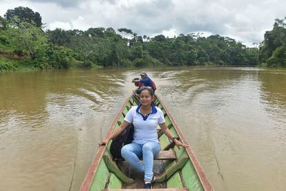 Shirley, trabajadora de Financiera Confianza, recorre aldeas remotas en moto, barco y a pie. 