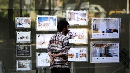 Un hombre mira anuncios de alquiler de una inmobiliaria en Barcelona, el pasado agosto.