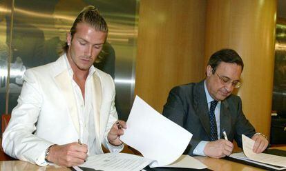 Beckham y Florentino Pérez, en la firma del contrato, en 2003.