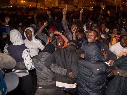 Migrantes subsaharianos se enfrentan a jóvenes marroquíes el pasado noviembre en Casablanca.