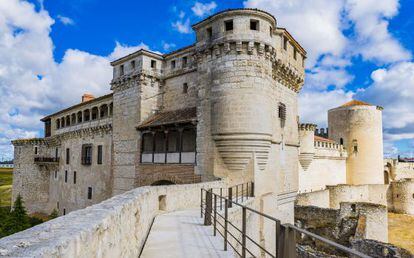El castillo de Cuéllar, en la provincia de Segovia, alberga un instituto.