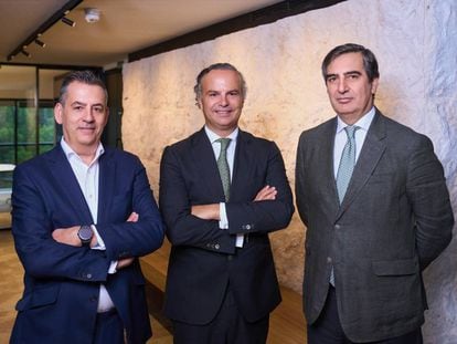 José María Gil-Robles (socio de corporate de DLA Piper España), Pablo Echenique (socio de corporate y M&A en la oficina de Madrid) y Jesús Zapata (socio director de DLA Piper España).