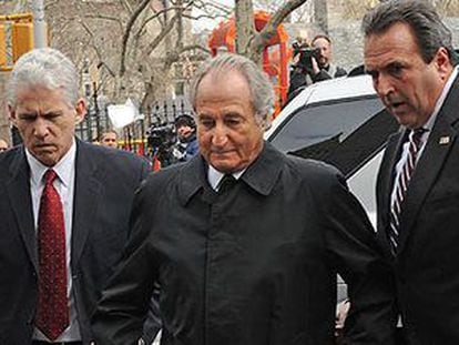 Bernard Madoff, a la seva arribada a un jutjat de Nova York el març del 2009. / AP