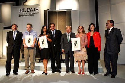 De izquierda a derecha, Juan Luis Cebrián, Pablo Torres, Giannina Segnini, Mauricio Herrera, Jesús de Polanco, Leticia Álvarez, Rosana Lanero y Jesús Ceberio, en la ceremonia de entrega de los Premios Ortega y Gasset de Periodismo 2005 en el Círculo de Bellas Artes de Madrid.