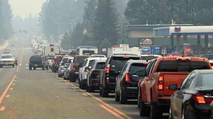 La llamada de las autoridades para evacuar el sur de Tahoe generó un gran embotellamiento el lunes.