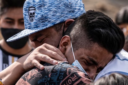 Familiares de Angélica Segura la despiden en el panteón municipal de Valle de Chalco, Estado de México, el pasado 6 de mayo.