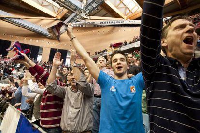 La aficci&oacute;n del Obradoiro celebra la victoria del s&aacute;bado sobre el Gran Canaria. / &Oacute;SCAR CORRAL