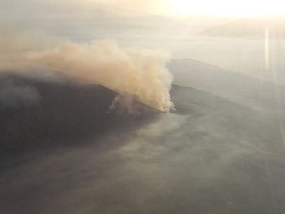 Imagen aérea del incendio que ha arrasado 3.000 hectáreas de la sierra de Los Guájares, en Granada. / INFOCA