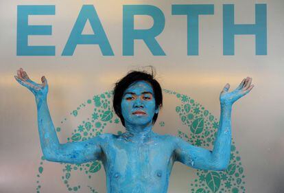 Un activista celebra el Día de la Tierra en la universidad de Surabaya (Indonesia).