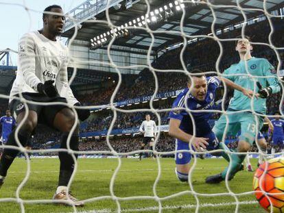 El defensa del Chelsea John Terry, en el centro de la imagen, anota un gol en propia puerta en el partido que su club disput&oacute; con el Everton el pasado s&aacute;bado.