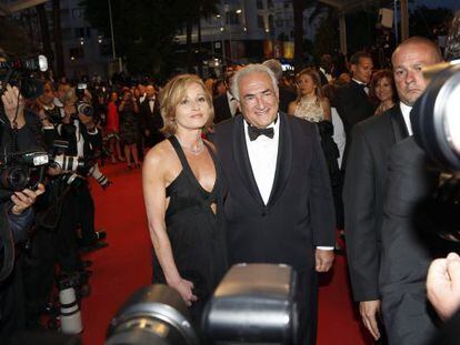 Dominique Strauss-Kahn y Myriam L&#039;Aouffir en la alfombra roja de Cannes.