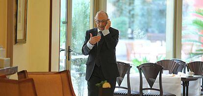 Cristóbal Montoro habla por teléfono al finalizar el Foro Cinco Días.