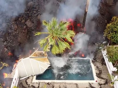 Imagen aérea de la llegada de la lava al agua. ACFIPRESS