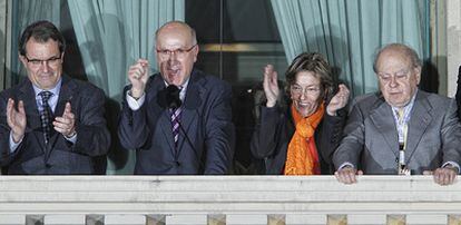 Artur Mas, Josep Antoni Duran, Marta Llorens y Jordi Pujol, en el balcón del hotel Majestic.