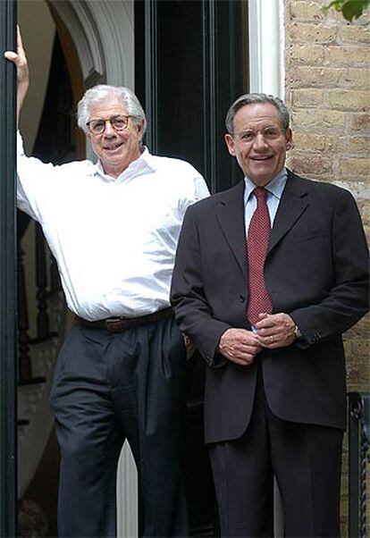 Bob Woodward (derecha) en la puerta de su casa de Washington junto a Carl Bernstein el pasado martes.