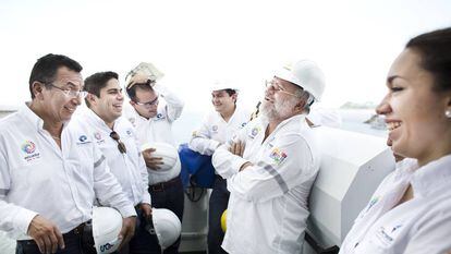 A la derecha, Carlos Pareja, expresidente de Petroecuador.