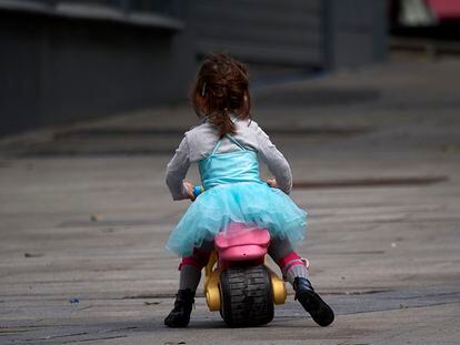 Una niña en una calle de Madrid, este domingo.
