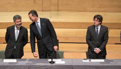 Carlos Lesmes, a la izquierda, junto al Rey y al expresident Carles Puigdemont en Barcelona.