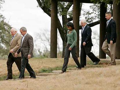 El presidente estadounidense, George W. Bush (segundo por la izquierda), y los miembros del gabinete de seguridad, ayer en Crawford (Tejas).