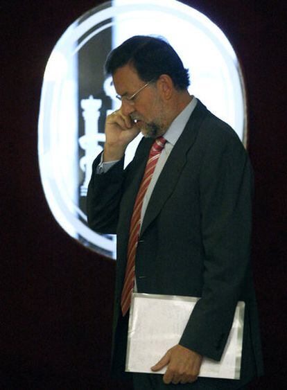 Rajoy habla por teléfono antes de la sesión de control.