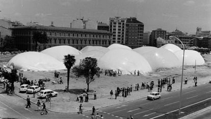 Vista de las cúpulas neumáticas diseñadas por José Miguel de Prada Pool y montadas en Pamplona en 1972.