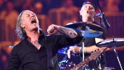James Hetfield (primer plano) y Lars Ulrich (en la batería), en un concierto de Metallica el 6 de septiembre de 2019 en San Francisco. El grupo actúa en el festival Mad Cool de Madrid, en julio.