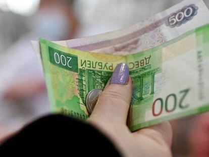Billetes de rublo en un mercado en Omsk, Rusia, el 18 de febrero