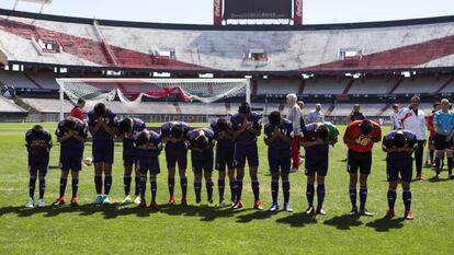 Los niños de la cueva de Tailandia saludan a sus familiares tras jugar en el Monumental de Buenos Aires contras la inferiores de River Plate.