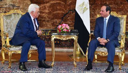 El presidente de la Autoridad Nacional Palestina, Mahmud Abbas (izquierda), junto a su hom&oacute;logo egipcio, Abdelfat&aacute; al Sisi, el 9 de mayo en El Cairo. 