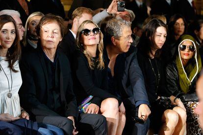 Front row de lujo en el desfile de Stella McCartney: su padre, Paul, con su mujer Nancy Shevell, Kate Moss, Mario Testino, su hermana Mary McCartney y la cantante M.I.A.