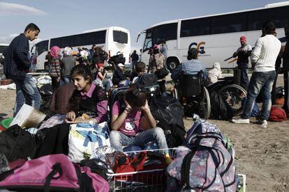 Refugiados sirios esperan su traslado desde Idomeni (Grecia) a un centro de acogida