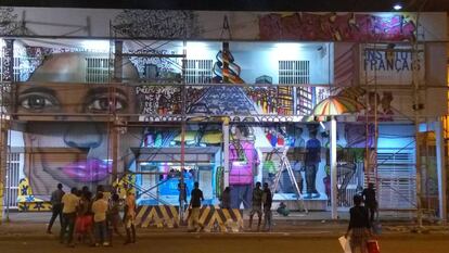Mural del artista callejero senegalés Docta para el Instituto Francés de Yaundé.