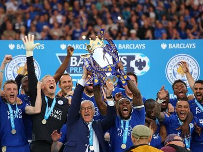 El Leicester City festeja el título de Premier League de la temporada 2015/2016.