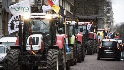 Granjeros protestan por el precio de la leche con tractores en la Plaza de Luxemburgo, junto al edificio del Parlamento Europeo en Bruselas (Bélgica), en una imagen de archivo.
