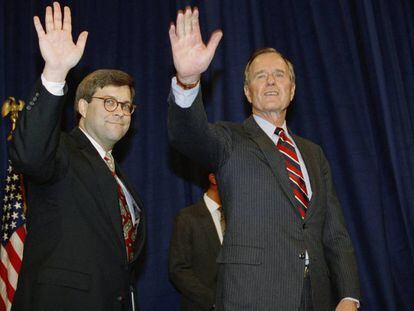 William Barr con George HW Bush, en una foto de archivo.