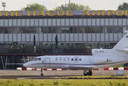 El avión serbio que lleva a Ratko Mladic aterriza en el aeropuerto de Rotterdam-La Haya