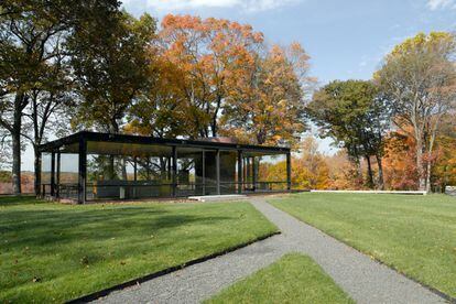 La Glass House, de Philip Johnson, es una casa reducida a su esencia. Toda "piel y huesos", completamente transparente pero minúscula e inesperadamente acogedora, a la vez representa la esencia y trastoca lo que se considera una casa.