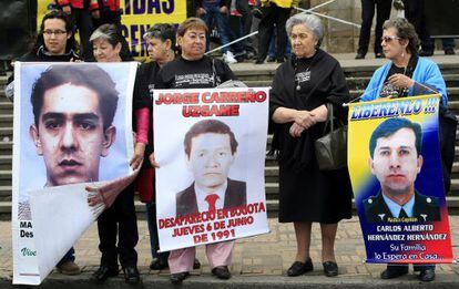 Familiares de secuestrados por las FARC protestan por su libertad en Bogot&aacute;. 