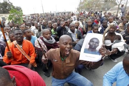 Mineros durante una manifestación pedir una subida de sus salarios, en Marikana, Sudáfrica, el miércoles pasado.