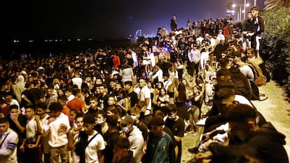 Botellón en la playa de la Mar Bella de Barcelona, en la tercera noche de La Mercè, en septiembre de 2021.