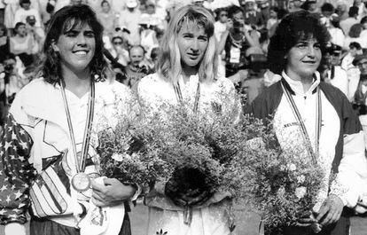 Las tres deportistas que pertenecen a la categoría de tenis individual femenino en el podio (izq a der): Jennifer Capriati, Steffi Graf y Arantxa Sánchez Vicario, esta última consiguió la medalla de bronce el 5 de agosto.
