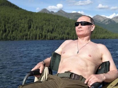 El presidente ruso, Vladímir Putin, toma el sol en Siberia en agosto de 2017.