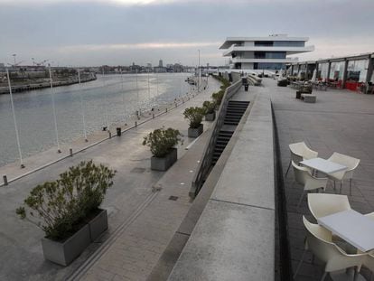 Vista de la dársena del puerto de Valencia.