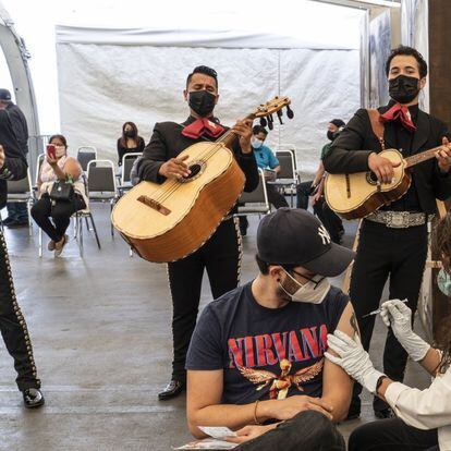 El músico Chava Ilizaliturri, originario de Ciudad de México, es vacunado en el consulado de México en Los Ángeles, EE UU.