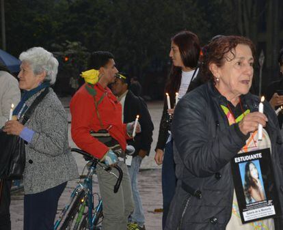 Blanca Nubia D&iacute;az, v&iacute;ctima de amenazas por reclamar justicia por la muerte de su hija, en una manifestaci&oacute;n en Bogot&aacute;.