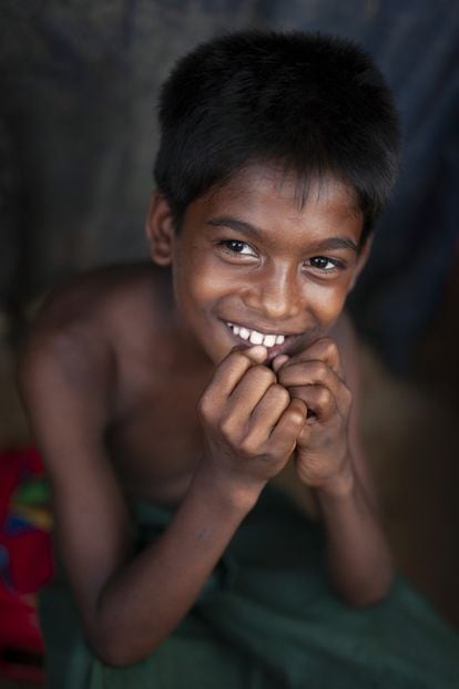 A mediados de 2017 la comunidad rohingya escapó de Myanmar (antigua Birmania) cuando se recrudeció un conflicto histórico entre el Gobierno y esta minoría que nunca ha estado reconocida oficialmente. Son apátridas. Huyeron de una matanza segura y se calcula que más de un millón de rohingyas se instalaron en Cox’s Bazar, en el vecino Bangladés, y levantaron uno de los mayores campos de refugiados del mundo. “El futuro de más de 500.000 niños refugiados de Bangladesh pende de un hilo”, alertaba Unicef en un comunicado a principios de este septiembre.