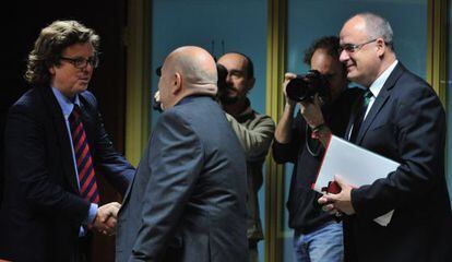 Ezeizabarrena saluda a los parlamentarios del PNV Iñigo Iturrate y Joseba Egibar