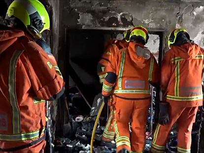 Captura del vídeo del trabajo de miembros del consorcio de bomberos de Valencia en el interior de la vivienda de Algemesí.
