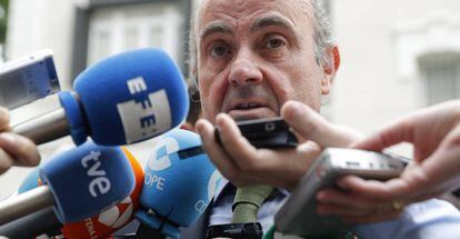 El ministro de Econom&iacute;a en funciones, Luis de Guindos, realiza declaraciones a los periodistas. 