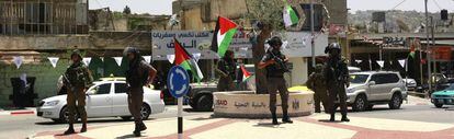 Soldados israelíes este miércoles en la inauguración de la reformada carretera Huwarah-Nablus, en Cisjordania.